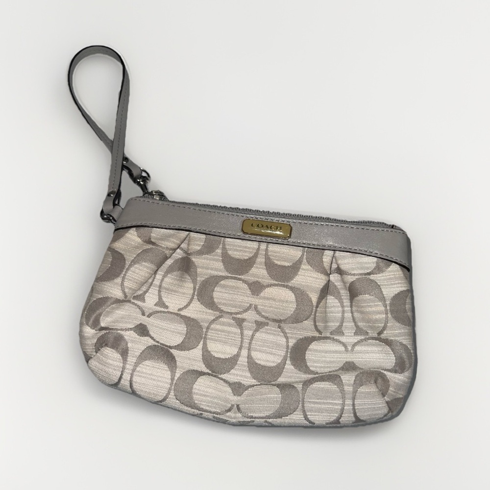 NWOT Coach Signature Pattern Pleated Wristlet in Gray Cream (pink interior)